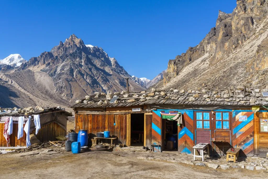 Una acogedora casa de té en una aldea remota