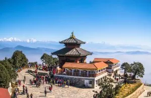 Templo Bhaleshwor Mahadev con la cordillera del Himalaya de fondo en Katmandú, Nepal