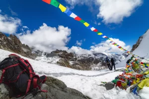 Budda vlaggen in Himalaya gebergte bij Cho La pas