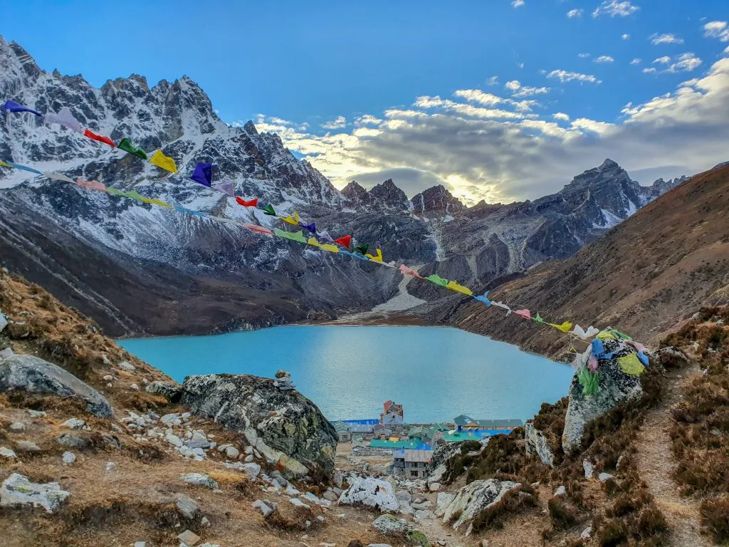 Everest base camp trek rejseplan: Landsbyen Gokyo, Solokhumbu, Nepal. Malerisk udsigt over den berømte Dudh Pokhari eller Gokyo-søen med vidunderligt turkisblåt vand.