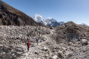 Excursionistas cruzando el glaciar Ngozumpa