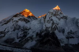 Late oranje zonsondergang op toppen van Mount Everest en Nuptse