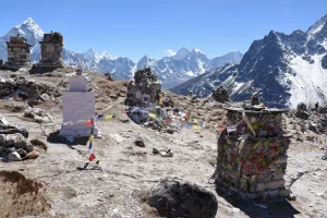 Mindesmærker for faldne Everest-bjergbestigere mellem Thukla og Lobuche