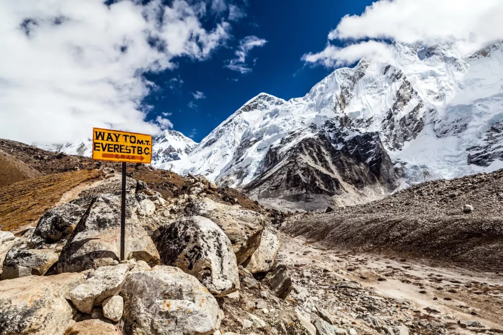 Le chemin de l'Everest s'offre à nous, offrant une voie vers le triomphe