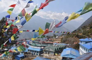 Drapeaux de prière au-dessus du village de Lukla, Népal