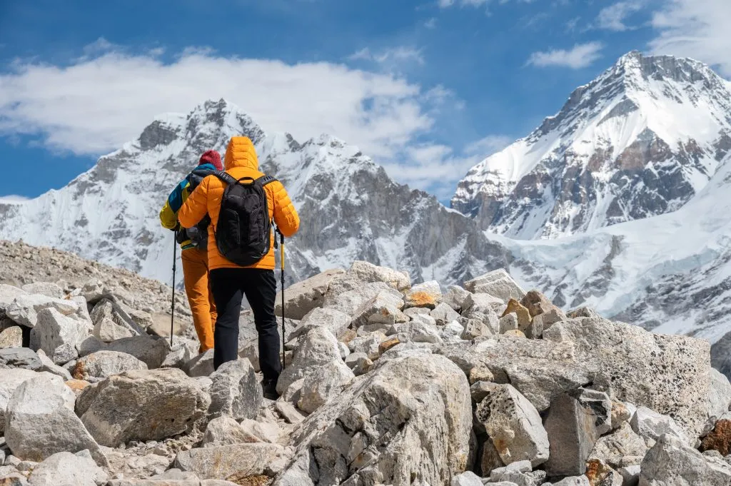 Pohled zezadu na turistu při treku do základního tábora Everestu v Nepálu.