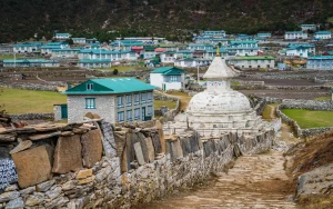 Stupa à l'entrée du village de Khunde